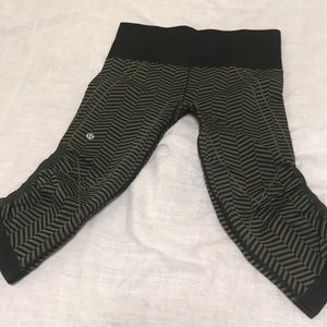 Lululemon crops size 6